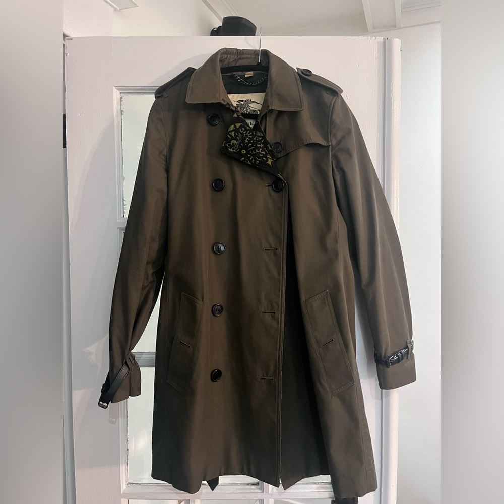 Burberry trench coat. Khaki, detailed lining. Never worn. Leather details uk 12